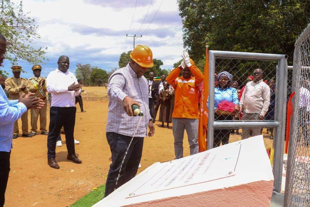 MUNÍCIPES DE SAUA-SAUA EM RIBÁUÈ BENEFICIAM DA REDE ELÉCTRICA DE CAHORA BASSA