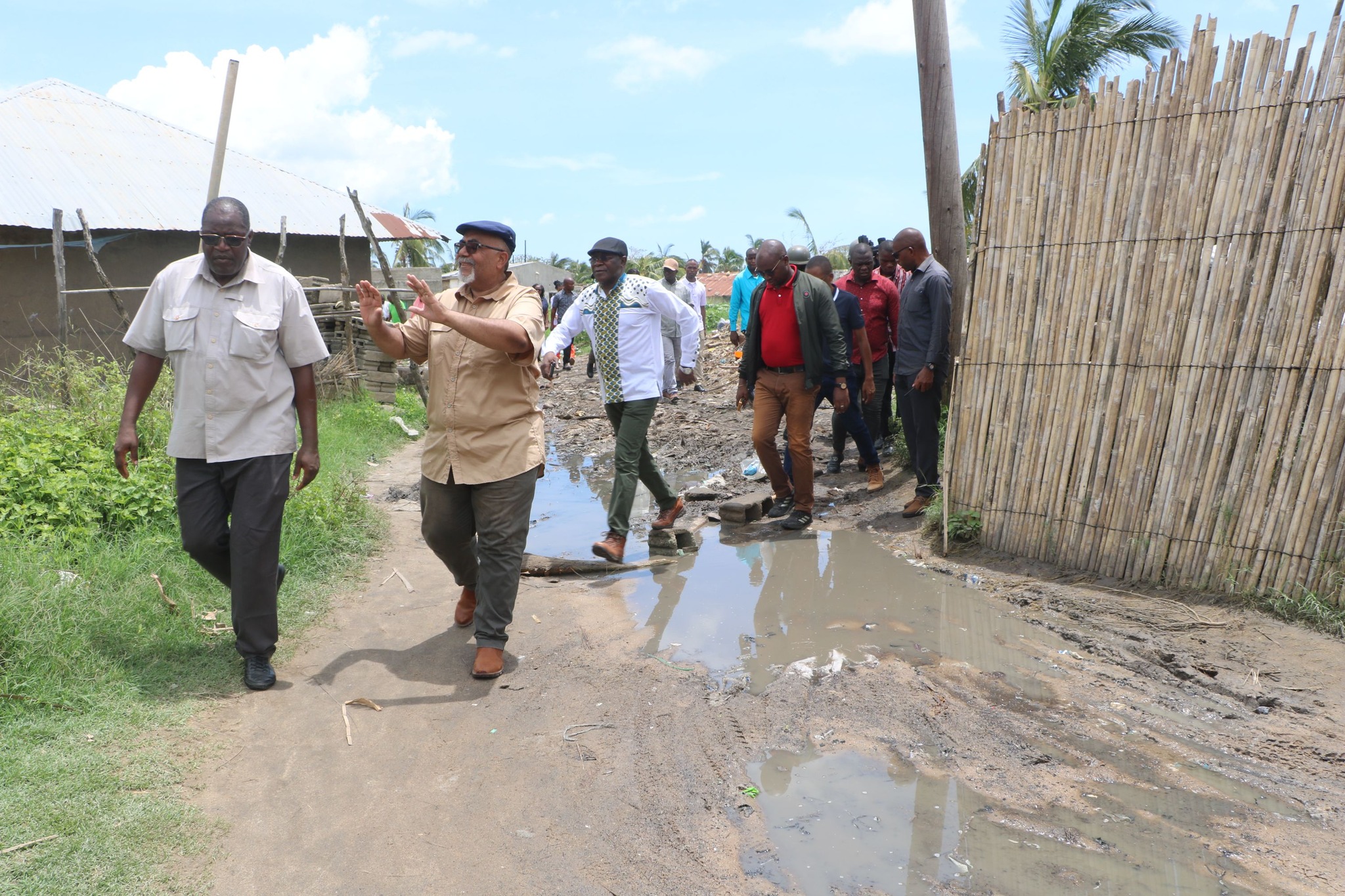 GOVERNADOR DE NAMPULA, EDUARDO ABDULA RECUPERA O SORRISO DAS CRIANÇAS E ADULTOS EM JEMBESSE, DISTRITO DA ILHA DE MOÇAMBIQUE