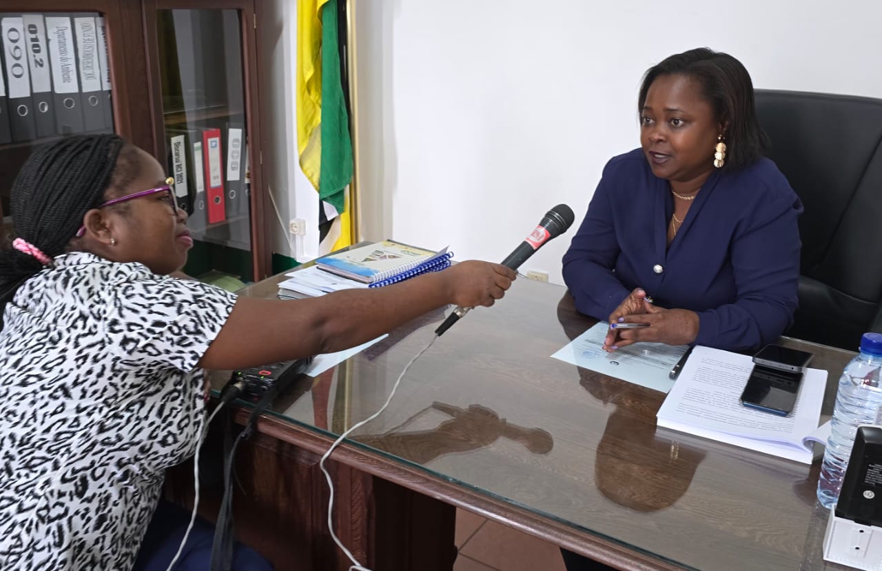 A DIRECTORA PROVINCIAL DE DESENVOLVIMENTO TERRITORIAL E AMBIENTE, DELFINA FALUME RECEBE NO SEU GABINETE A EQUIPE TÉCNICA DA RÁDIO MOÇAMBIQUE EM NAMPULA