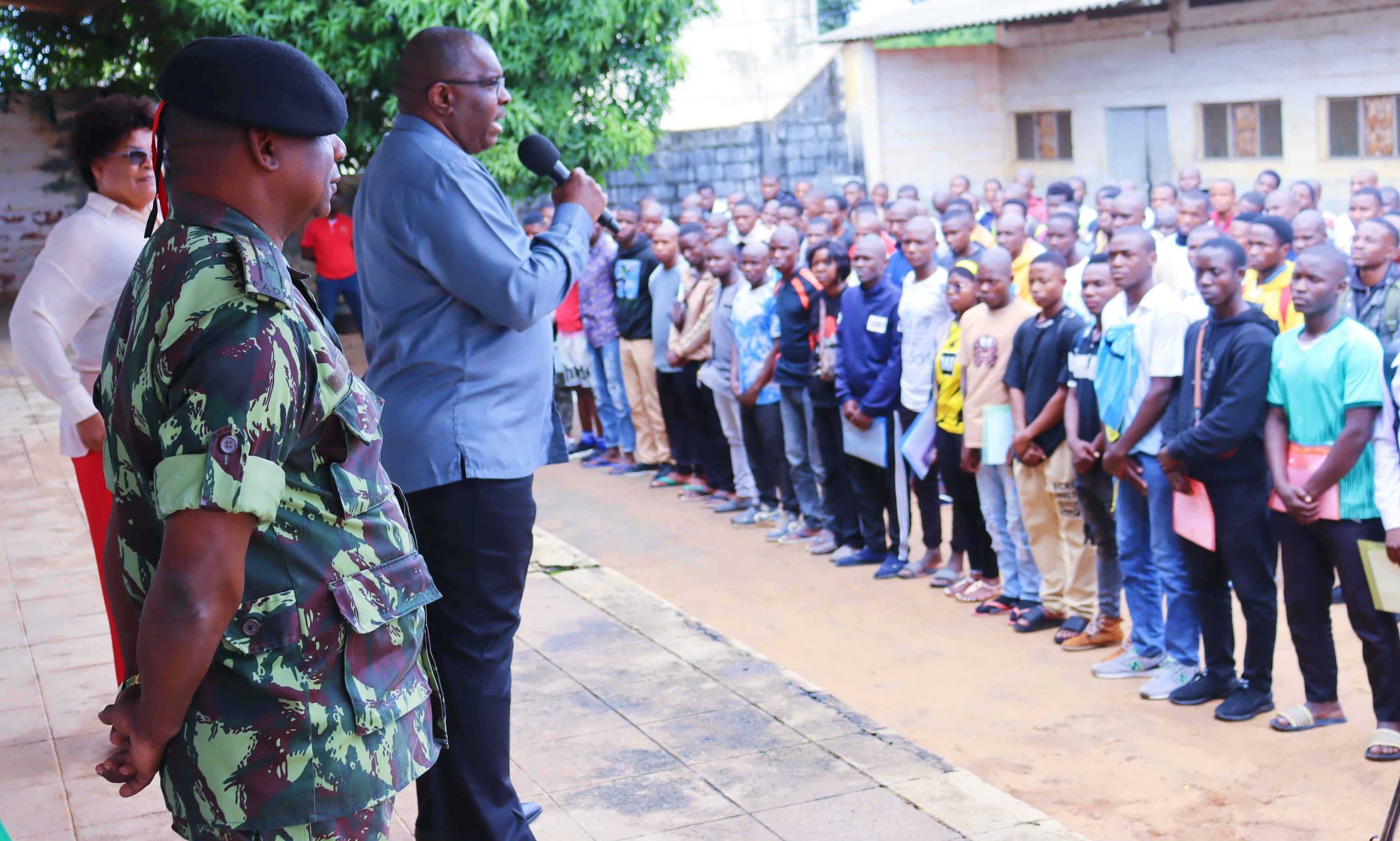 PLÁCIDO PEREIRA ENCORAJA JOVENS A CUMPRIREM O SERVIÇO MILITAR DE MODO A ESTAREM PREPARADOS PARA DEFENDER A PÁTRIA.
